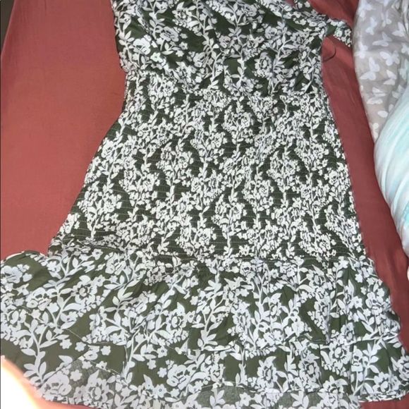 🆕NWOT✨MABLE✨FLORAL SMOCKED HALTER MINI DRESS - Picture 7 of 11